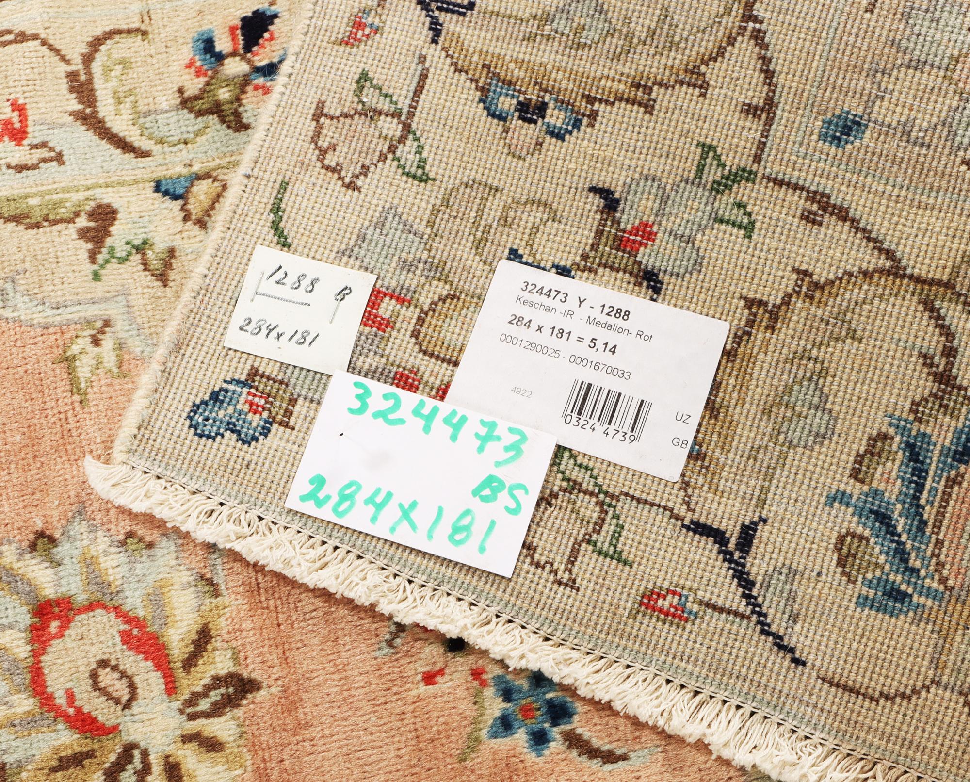 A Kashan crpet, a. 284 x 181 cm.