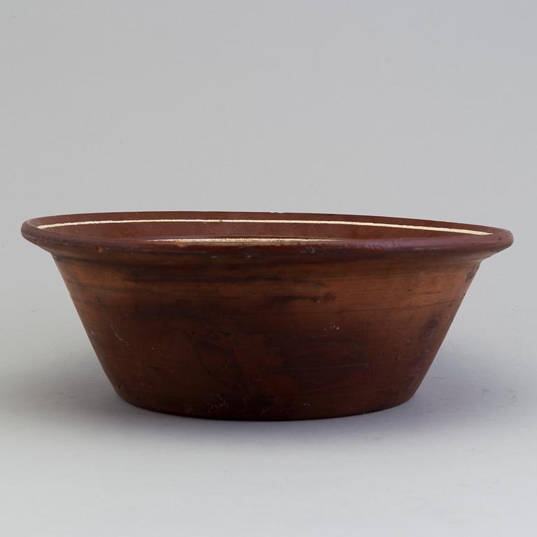 An earthenware bowl, late 19th century.