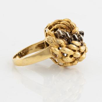 Gold leaf shaped and diamond ring.