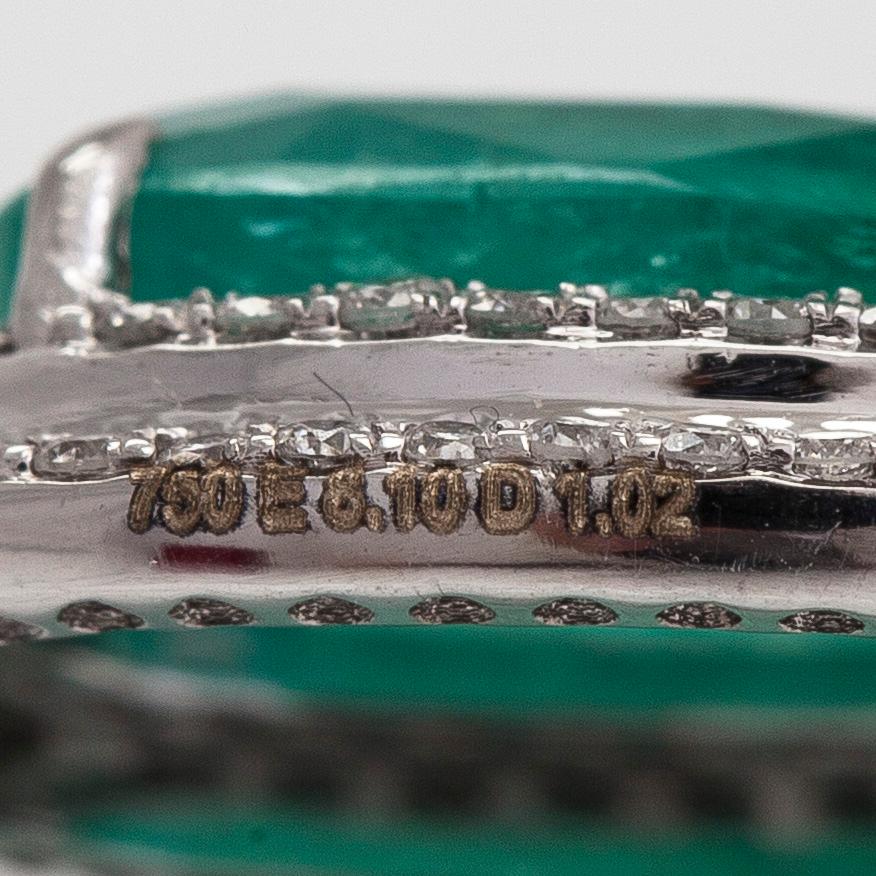 Korvakorupari, 18K valkokultaa, smaragdeja ja briljanttihiottuja timantteja yht. n. 1.02 ct. IGI todistuksella.