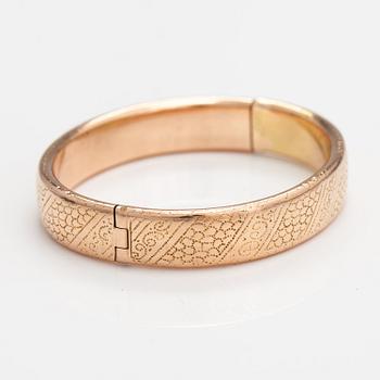 Alexander Edvard Tillander, A 14K gold bracelet with engraved decor. St. Petersburg, turn of the 20th century.