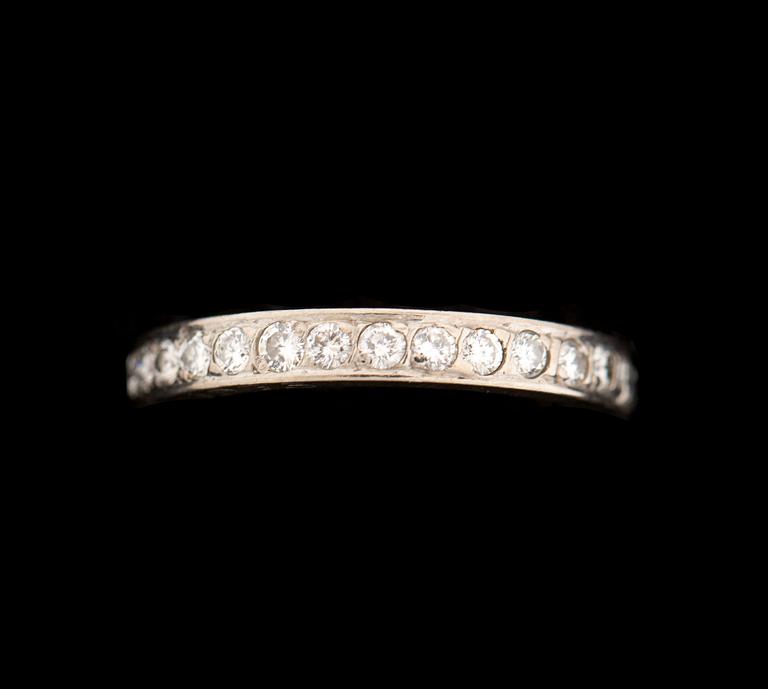 RING, 18 k vitguld med briljantslipade diamanter ca 0.60 ct. G. Dahlgren & Co, Malmö, 1973. Vikt ca 2,5 g.
