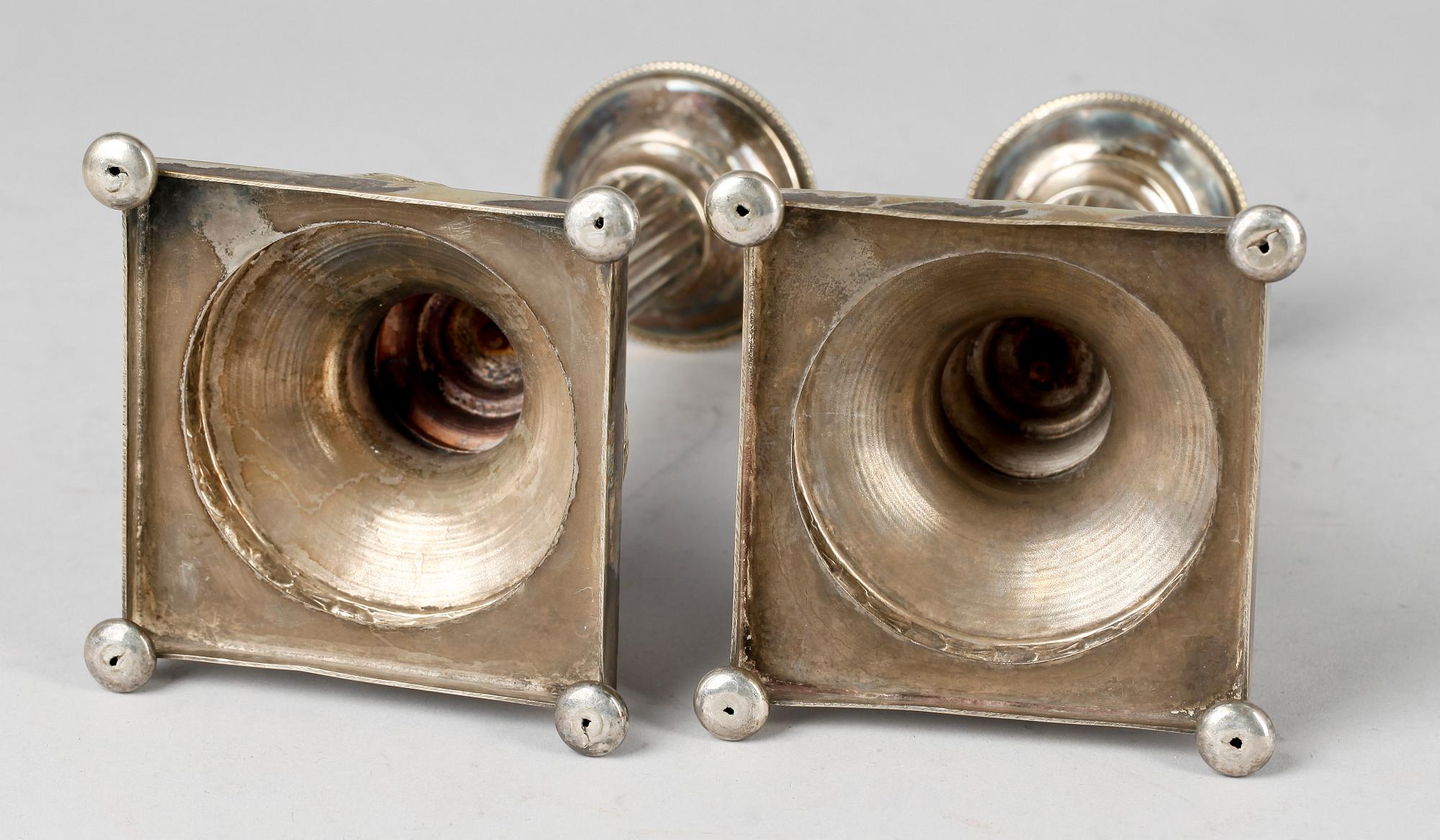 LJUSSTAKAR, ett par, nysilver, gustaviansk stil, Uppsala, 1900-talets första hälft.
