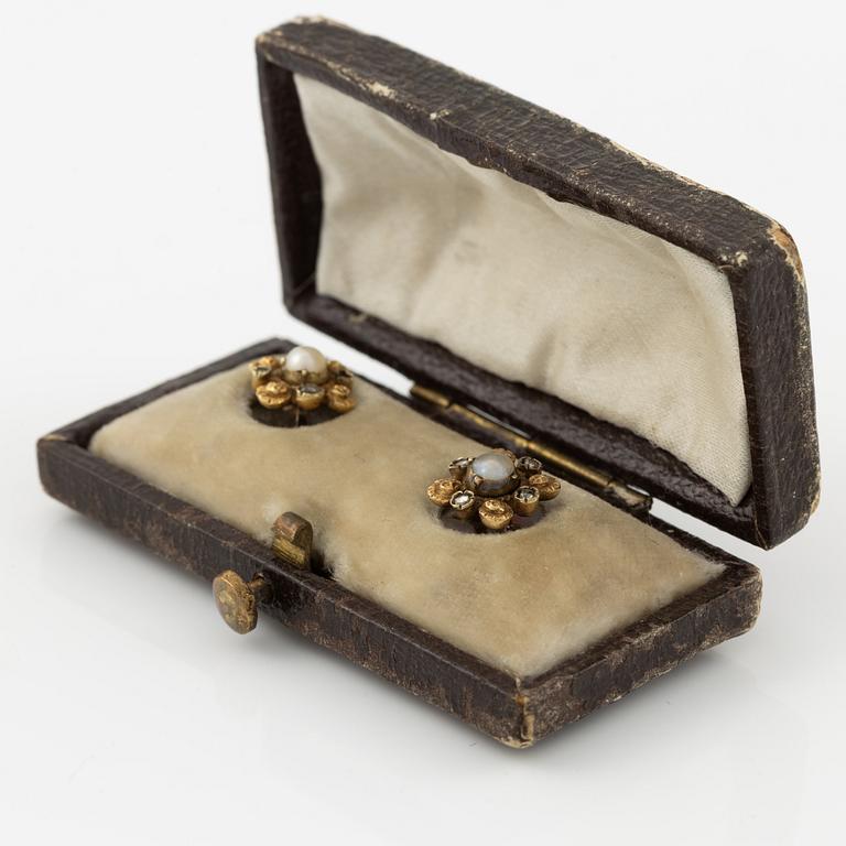 A pair of shirt buttons in 18K gold with pearls and rose-cut diamonds.