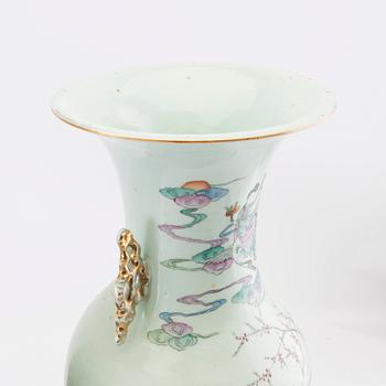 A pair of Chinese vases decorated with elegant ladies of the court, 20th century.