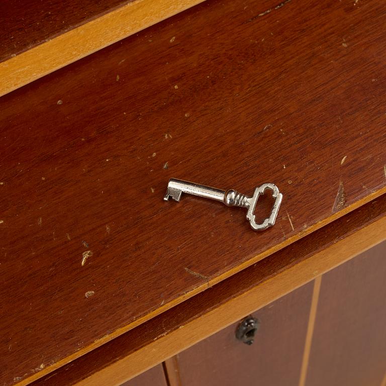 Bokhylla med underskåp, 1960-tal.