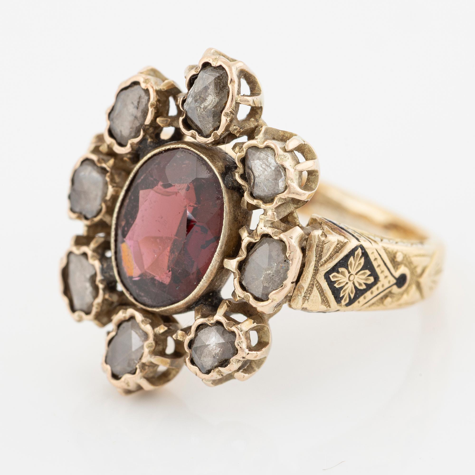 Ring 18K guld med en fasettslipad granat och rosenslipade diamanter.