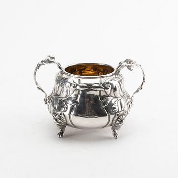 An English early 20th century silver sugar bowl, weight 472 grams.