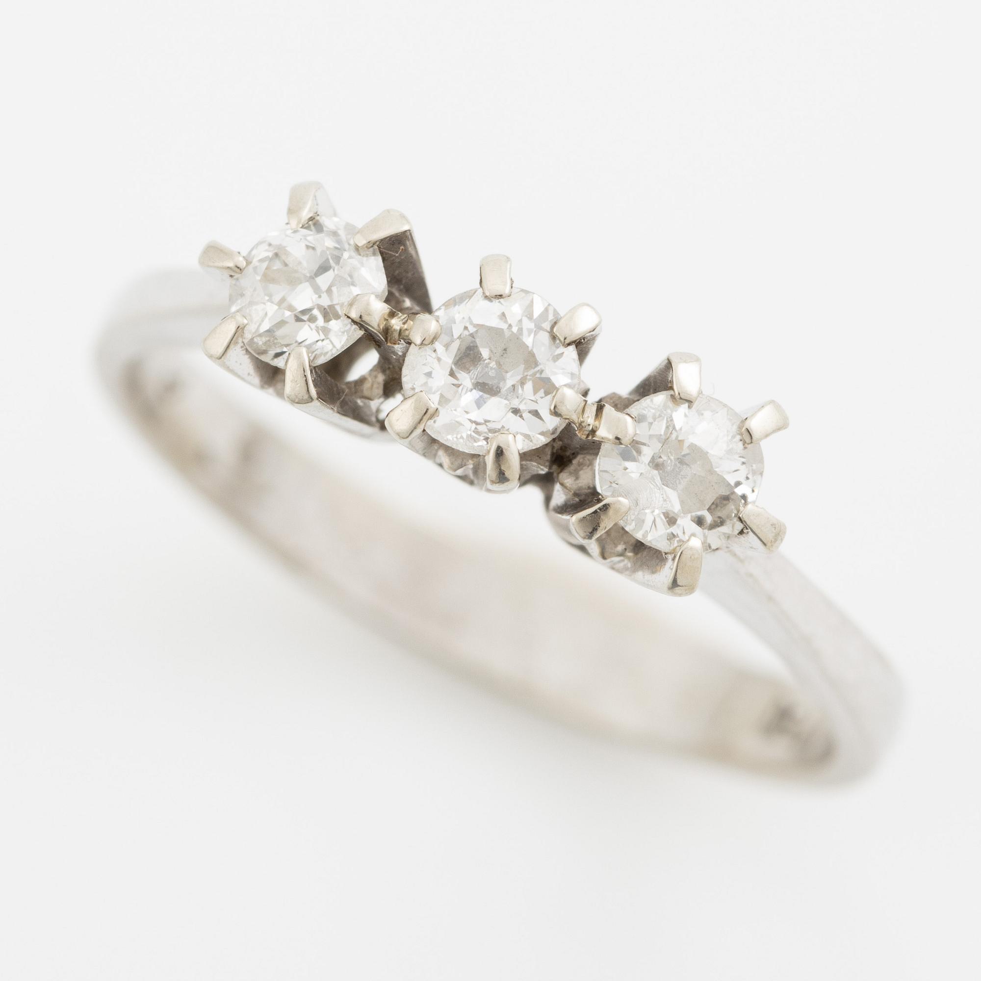 Ring, 18K vitguld med tre gammalslipade diamanter.