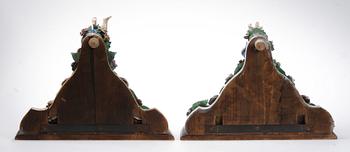 VÄGGKONSOLER, ett par, porslin, Meissenliknande märke, 1900-tal.