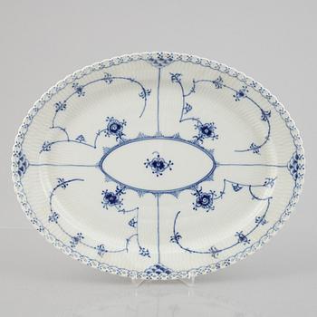 Serveringsfat, porslin, Royal Copenhagen, "Musselmalet helblond", modell 1148, 1969-73.