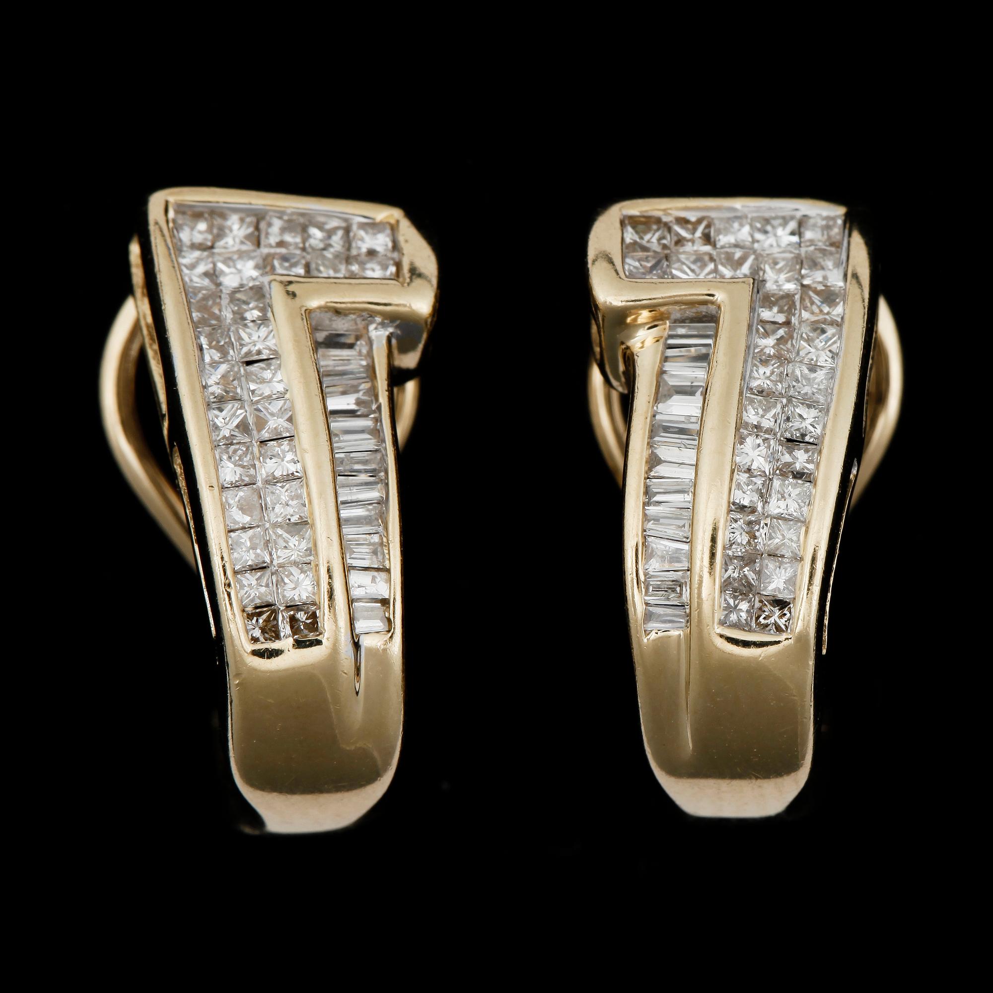 ÖRHÄNGEN, ett par, 14k guld med prinsesslipade samt baguettslipade diamanter tot ca 1,10 ct. Total vikt ca 6,7 gram.