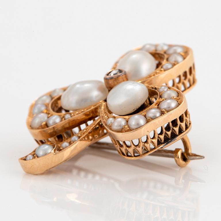 An 18k gold brooch set with pearls and a rose-cut diamond.