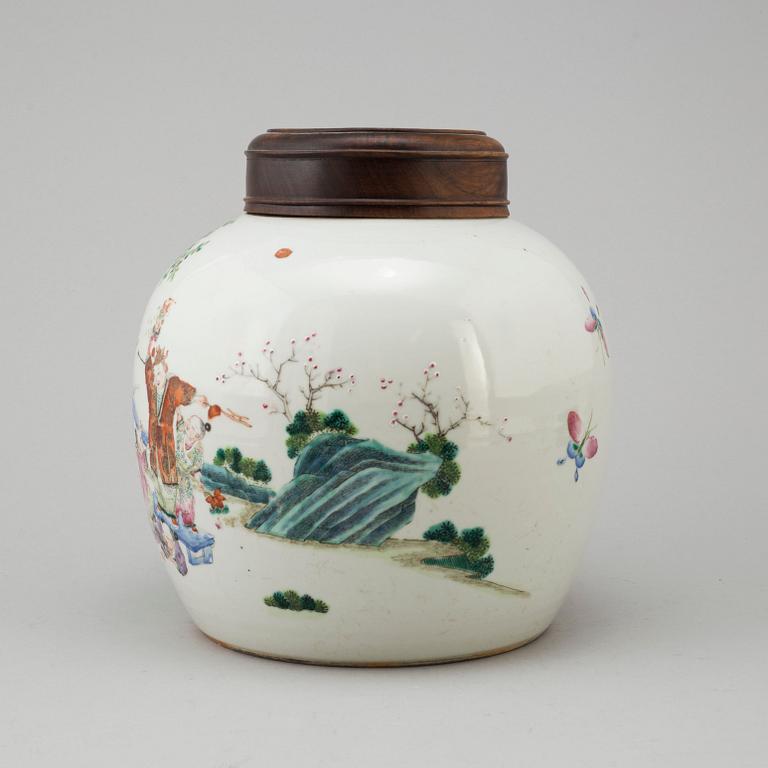 A large famille rose jar, Qing dynasty, late 19th century.