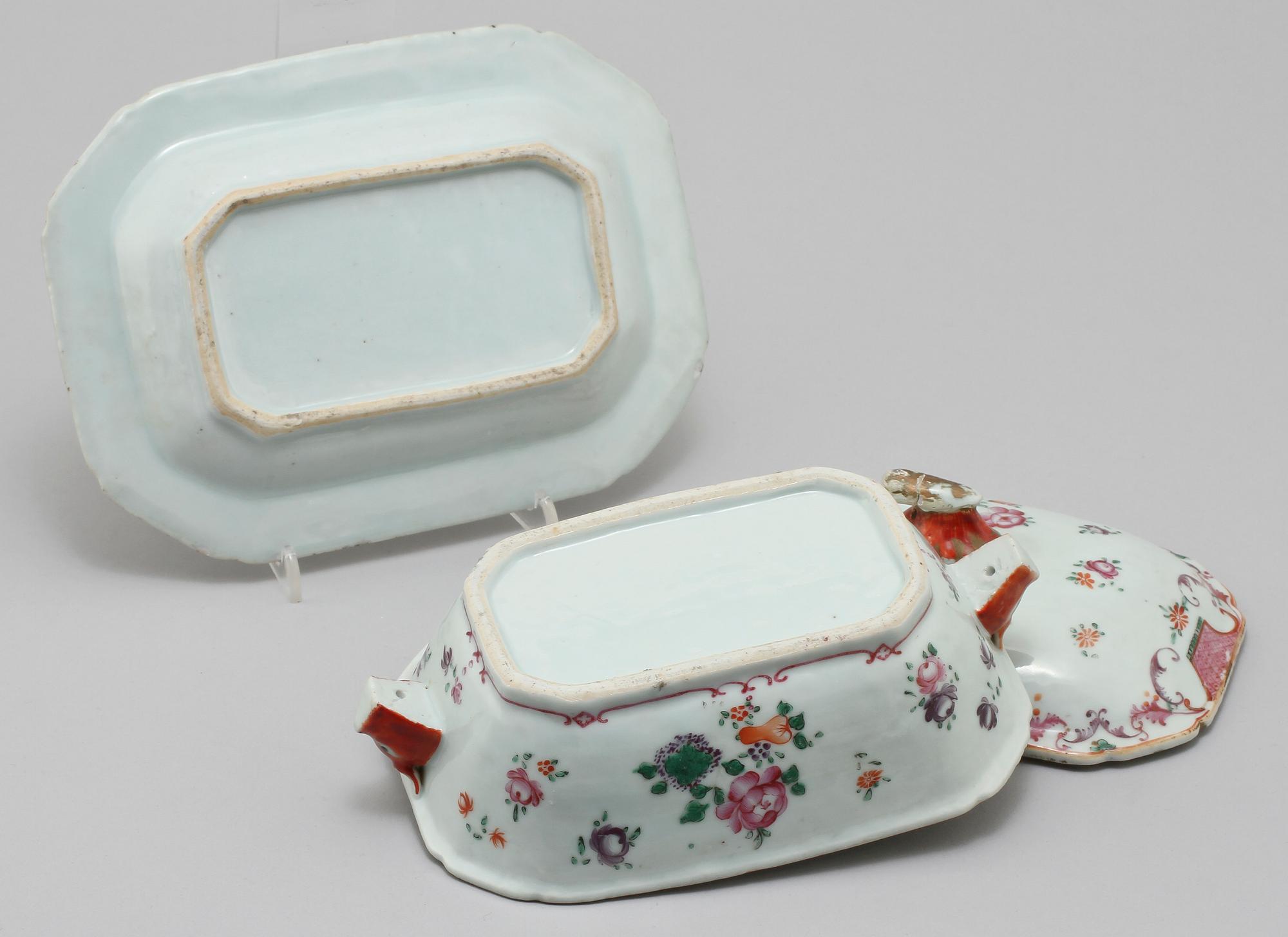 SMÖRTERRIN MED FAT, porslin, Kina, 1700-tal.