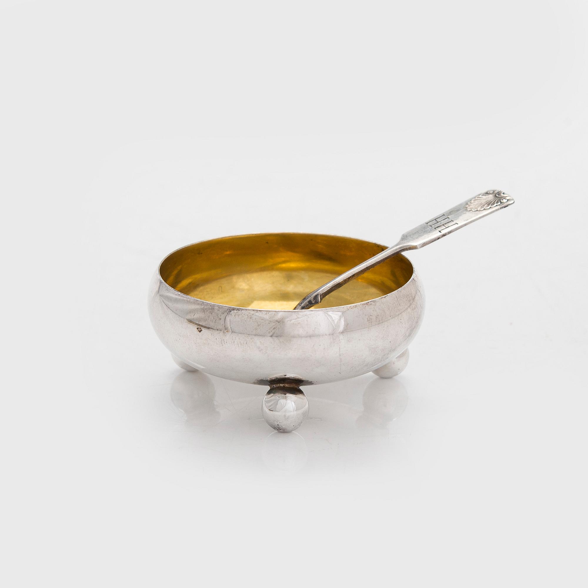 A set of two vases, a dish and a salt cellar with spoon, silver, Hämeenlinna and Helsinki 1929-52.