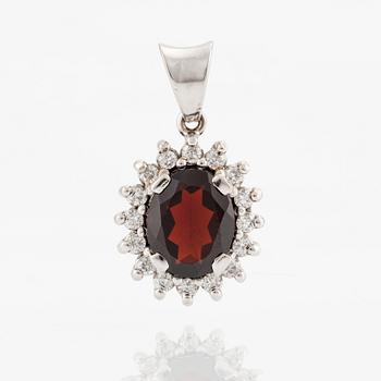 White gold pendant with garnet and brilliant-cut diamonds.