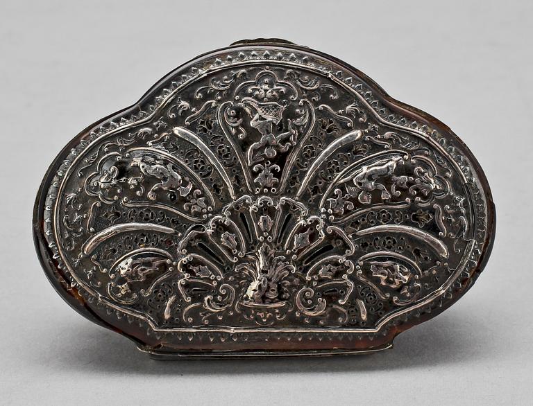 DOSA, silver och sköldpadd, senbarock, 1700-talets första hälft.