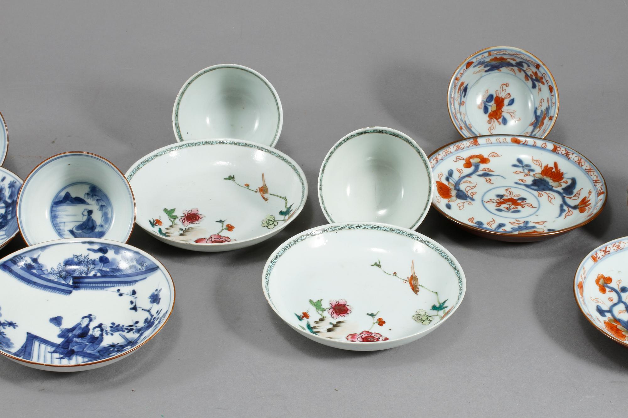 KOPPAR MED FAT, 7 st, porslin, Kina, 1700- samt sent 1800-tal.