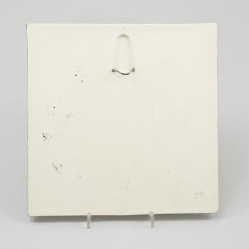 VÄGGRELIEF, vit stengodslera, ur serien "Fjärilsplattor", Gustavsberg, 1972-1974.