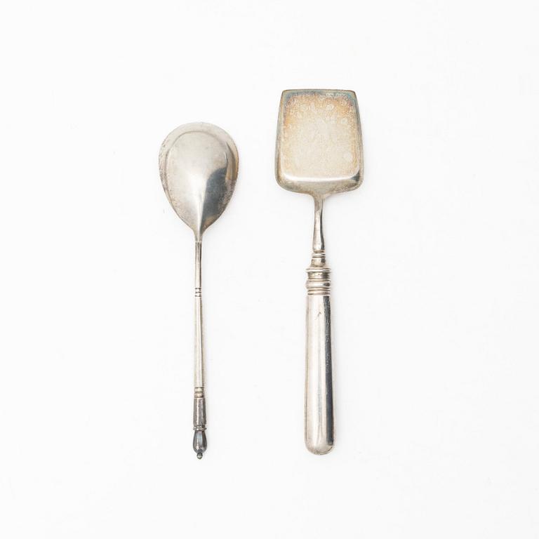 Serveringsspade samt kaviarsked, silver, bl a WA Bolin, Moskva 1898-1914.