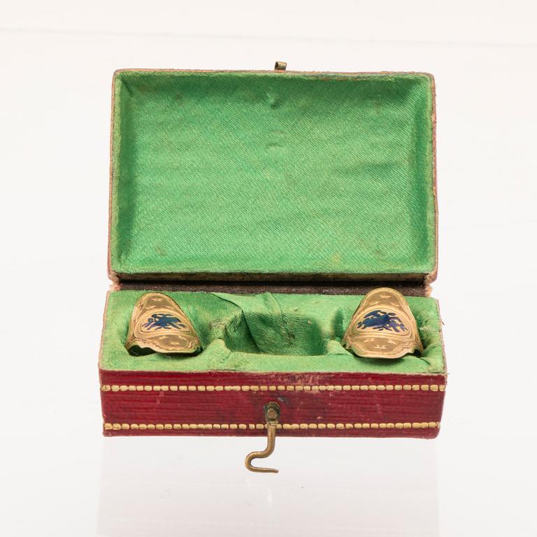 Sewing accessories in box, gold, possibly from the 18th century.