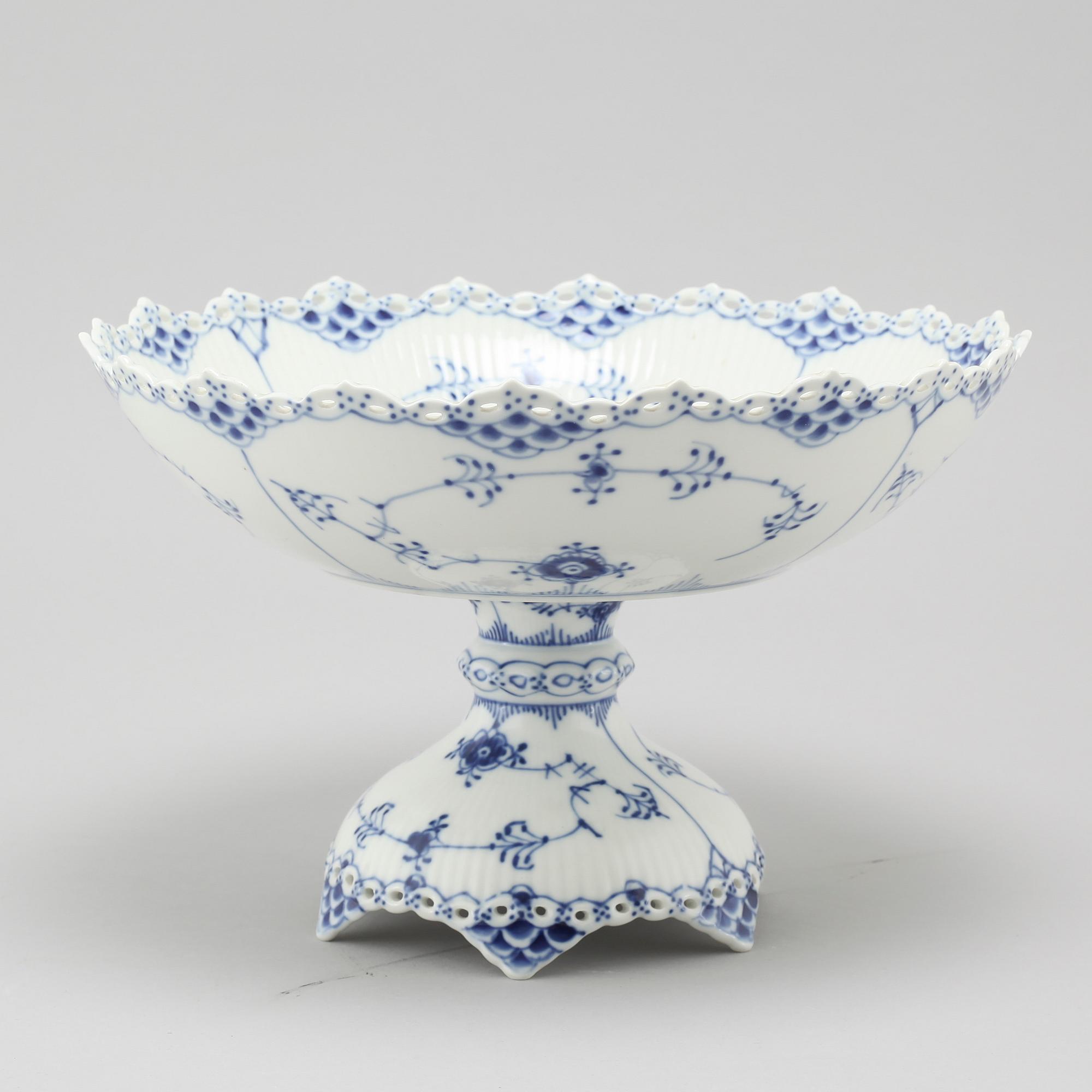 A porcelian bowl on foot, model "1022", Musselmalet, Royal Copenhagen.