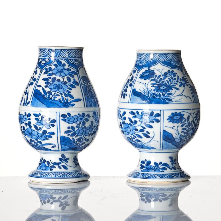 A pair of blue and white vases, Qing dynasty, Kangxi (1662-1722).