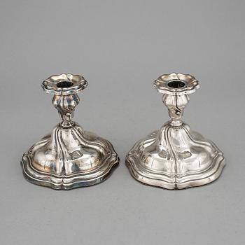 LJUSSTAKAR, ett par, silver, svenska importstämplar, 1900-talets mitt.
