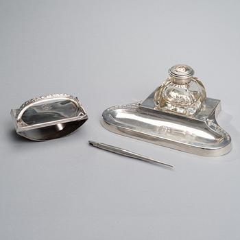 SKRIVSTÄLL, 4 delar, silver och glas, Åbo samt Helsingfors 1922. Tot vikt silver 694 g.