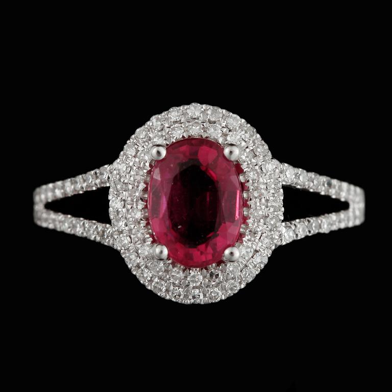 RING, 18k vitguld med rosa turmalin samt briljantslipade diamanter. Vikt ca 2,7 gram.