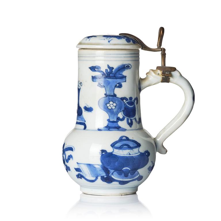 Kanna med lock, porslin. Qingdynastin, Kangxi (1662-1722).