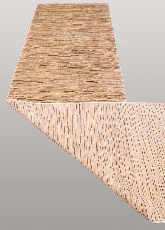 A Zeigler design runner, ca 437 x 100 cm.