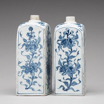 A pair of blue and white bottles, Ming dynasty, 17th Century.