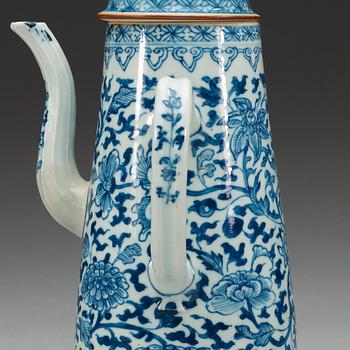 A blue and white coffepot with cover, Qing dynasty, 18th Century.