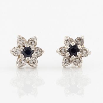Örhängen, ett par. 18K vitguld med små diamanter och safirer.
