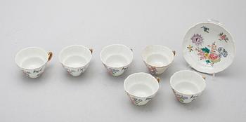 TEKOPPAR, 6 st samt 1 FAT, porslin, Kina, Qianlong (1735-1796).