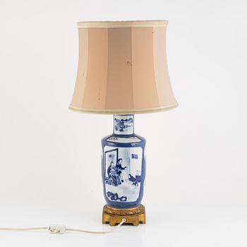 A table lamp/porcelain vase, China, around 1900.