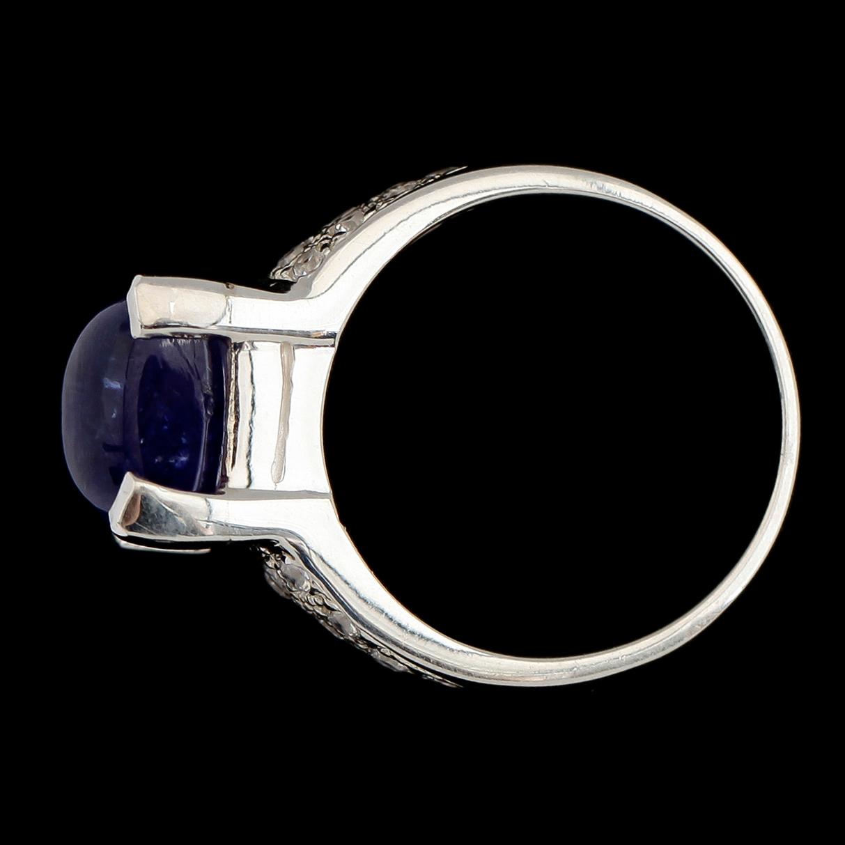 RING, vitguldspläterat sterlingsilver, blå tanzanit ca 4.80 ct, vita safirer tot ca 0.40 ct.