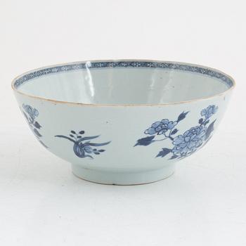 A Chinese blue and white porcelain bowl, Qing dynasty, Qianlong (1736-95).