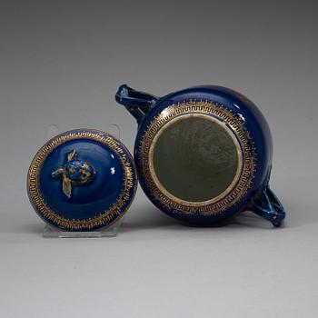 SKÅL med LOCK samt FAT, kompaniporslin. Qingdynastin Qianlong (1736-95).