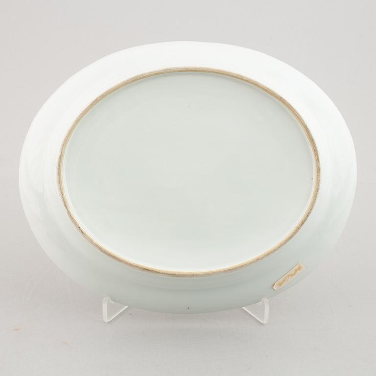 An armorial serving dish, China, 20th century.