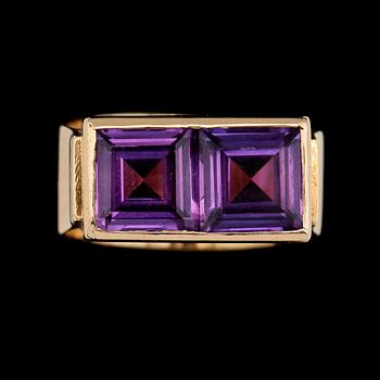 RING, 18K guld och ametister, Ljungström Guldvarufabrik Ab, Stockholm 1963. Total vikt ca 6 g.