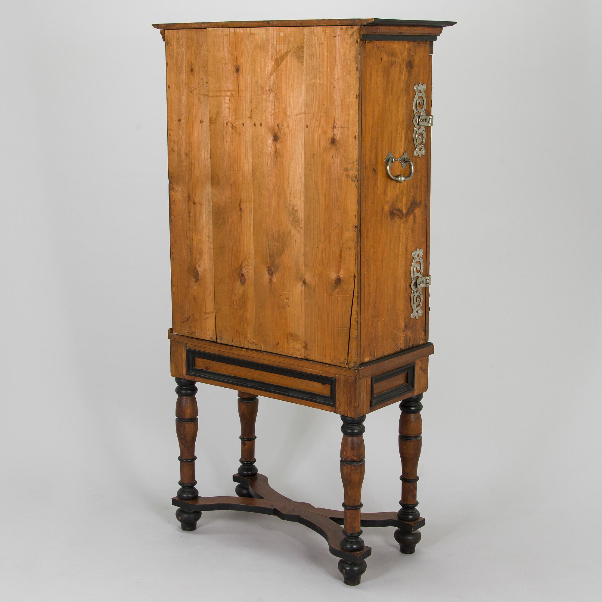 Kaappi/kabinettikaappi, barokkityyli, 1800/1900-luku.