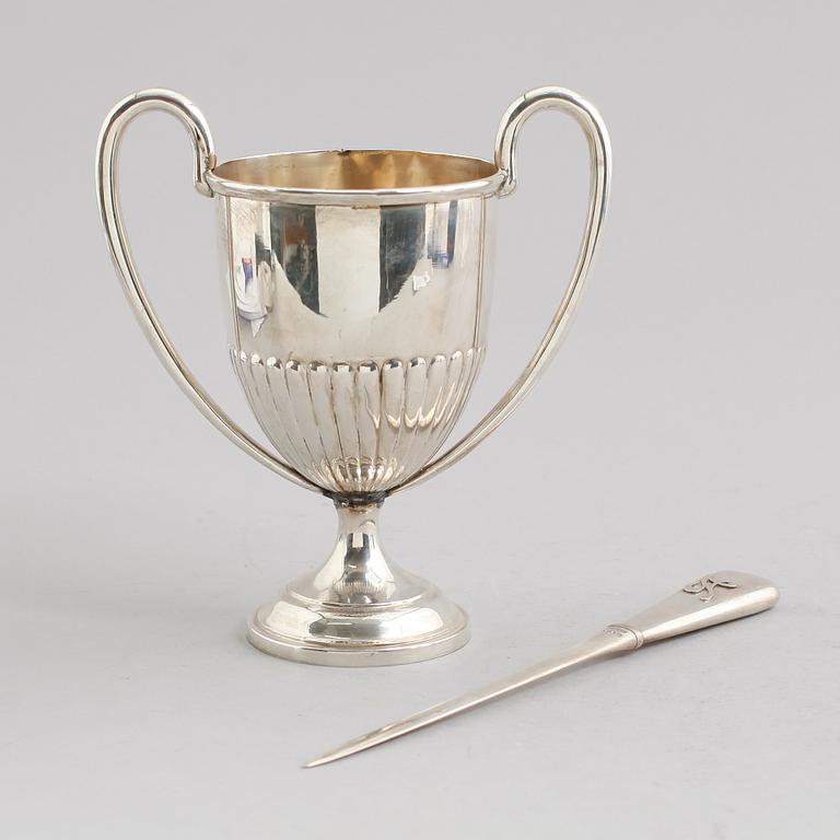 POKAL OCH BREVKNIV, silver, bägare CG Hallberg, Stockholm 1901, brevkniv 1959. Total vikt ca 263 gram.