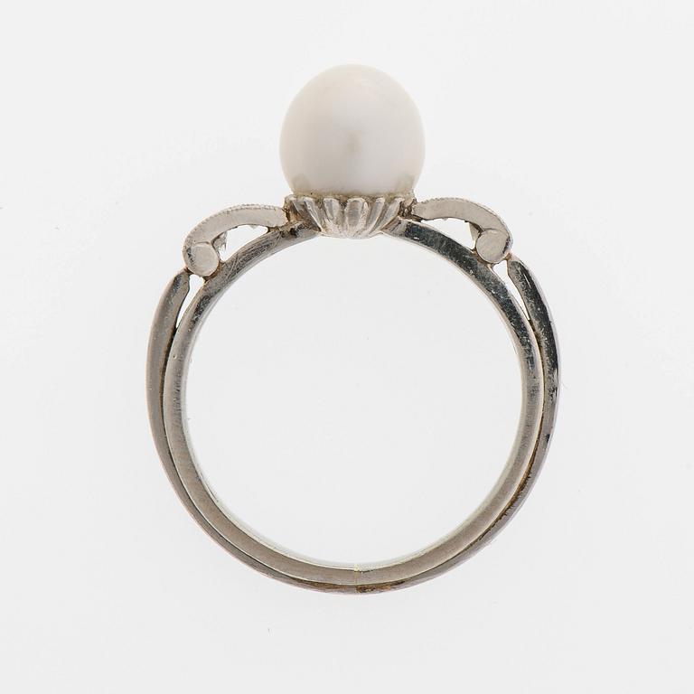RING, odlad pärla, briljantslipade diamanter, platina. A. Tillander.