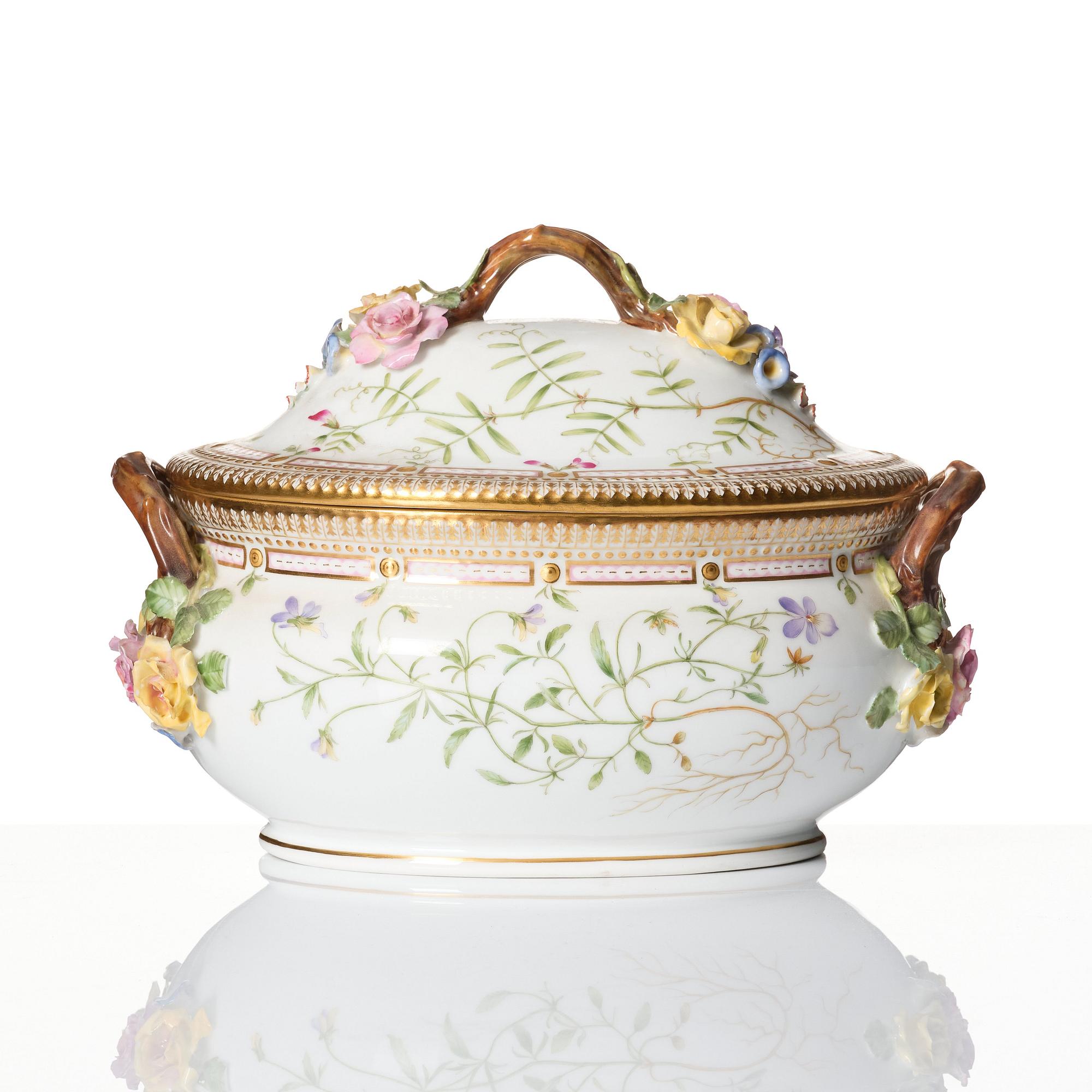 Terrin med lock, porslin. Royal Copenhagen, "Flora Danica", Danmark, omkring 1900.