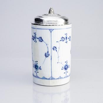 A porcelain beer mug with silver fittings and cover, Dermany/Denmark, 18th century.