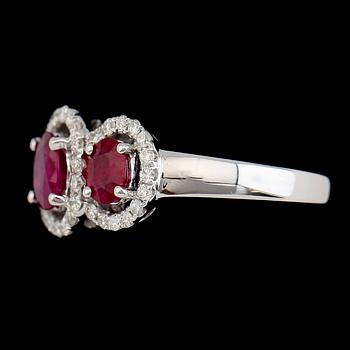 RING, 18 k vitguld, rubiner tot 1.37 ct, briljantslipade diamanter tot 0.45 ct. Vikt 6,3 g.