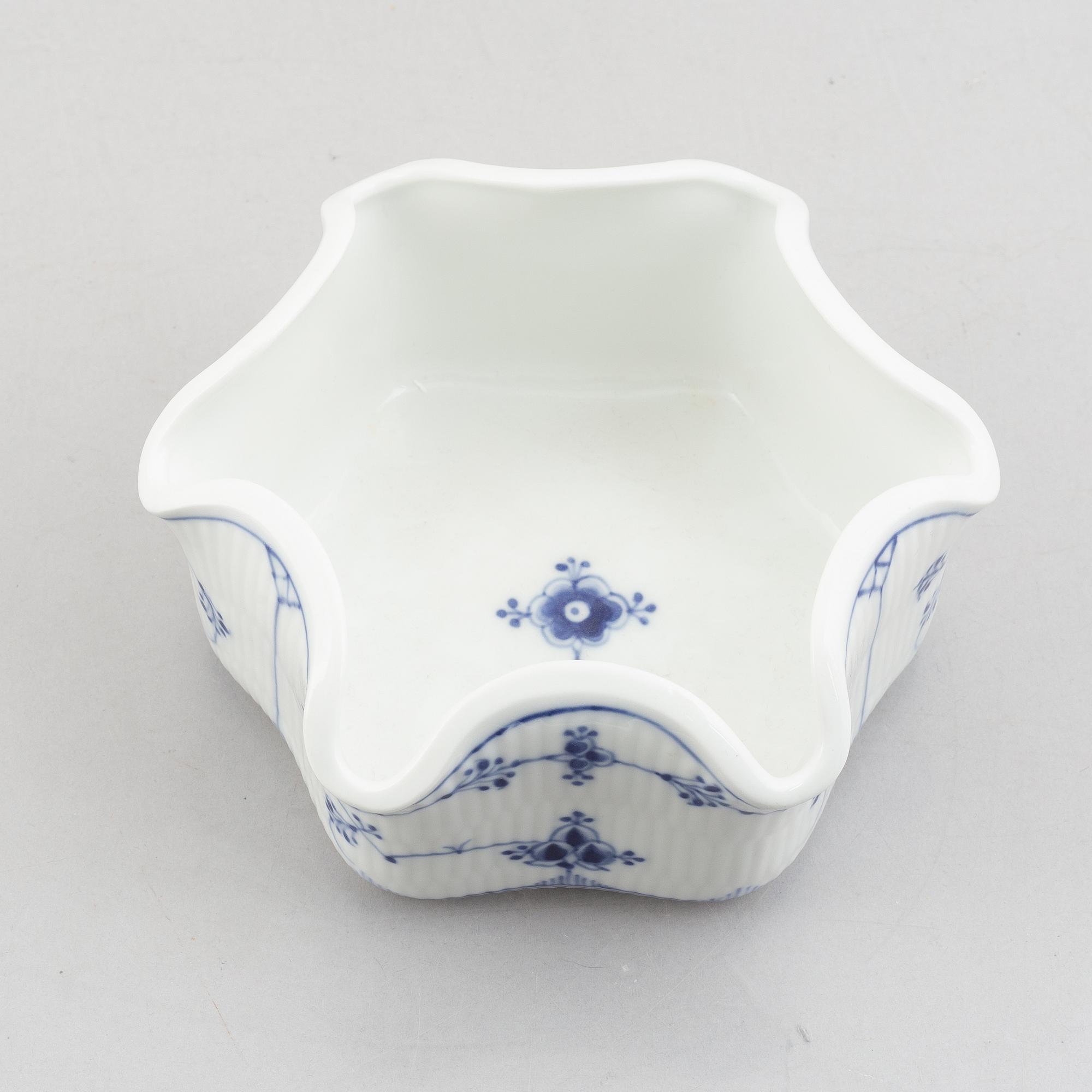 A set with six egg servers, a stand and a salt shaker, "Blue fluted"/"Musselmalet", Royal Copenhagen, part 19th century.